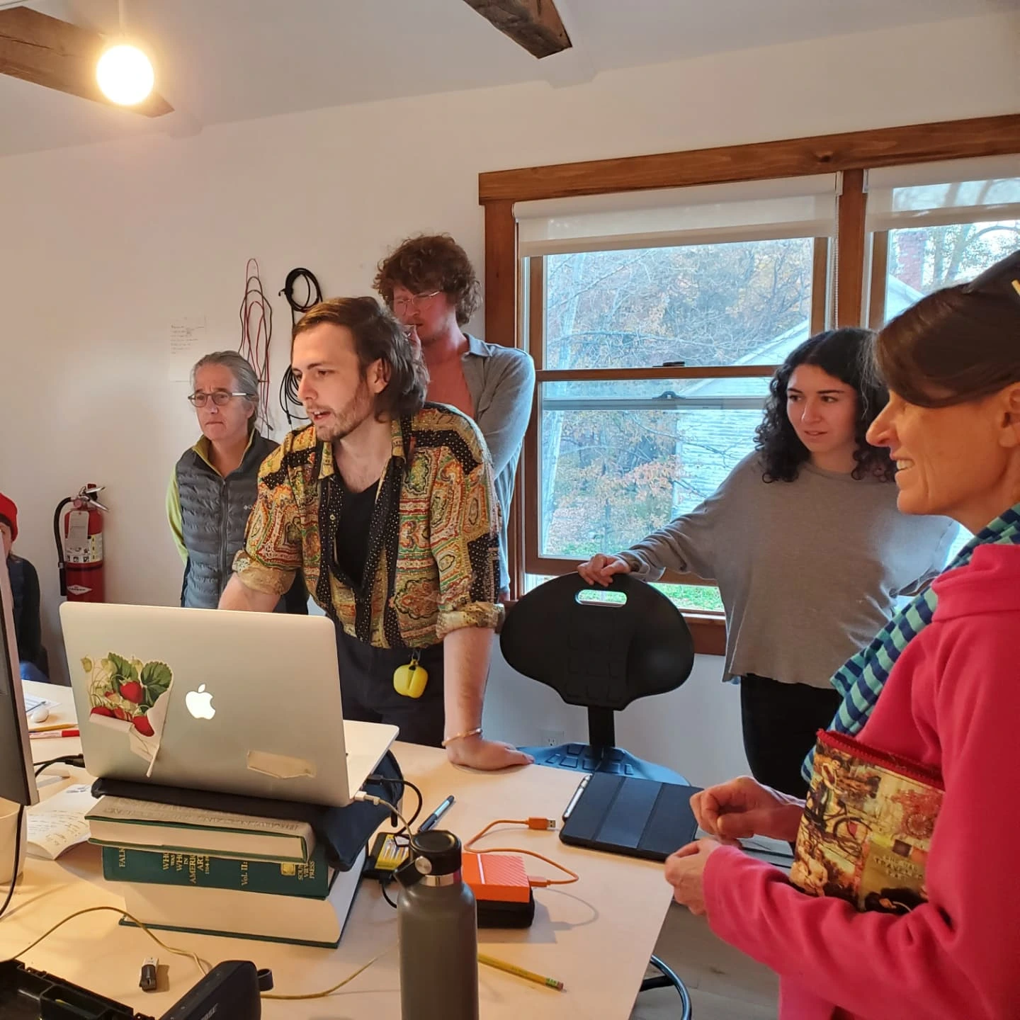Stephen de Filippo working with a group around a laptop at Monson Arts