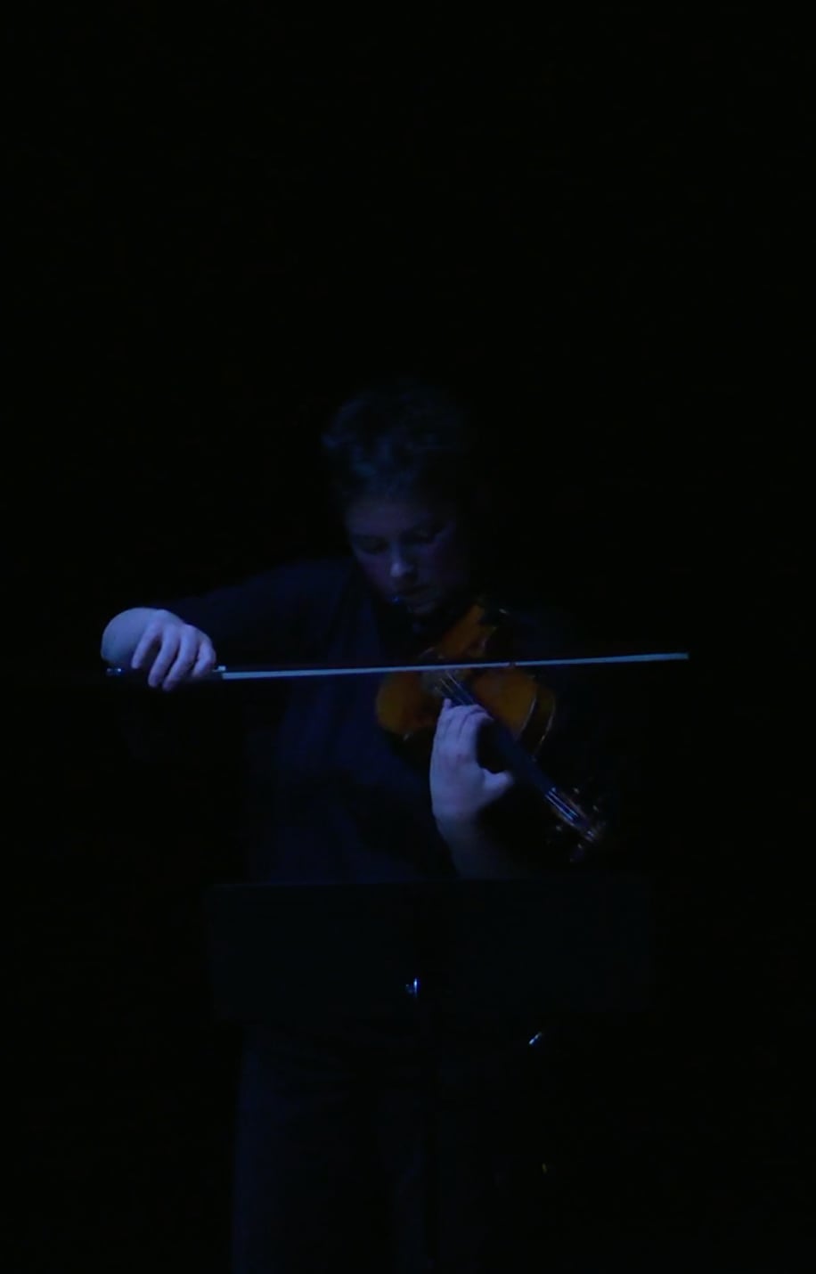 Close view of Sarah Saviet performing Travelogue: Surat → Hat Yai, sul G.